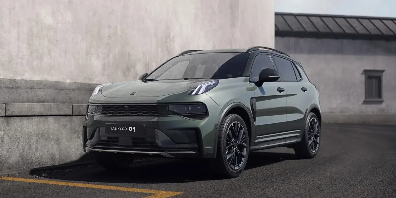 Nowoczesny, zielony SUV Lynk & Co 01 zaparkowany przy betonowej ścianie.