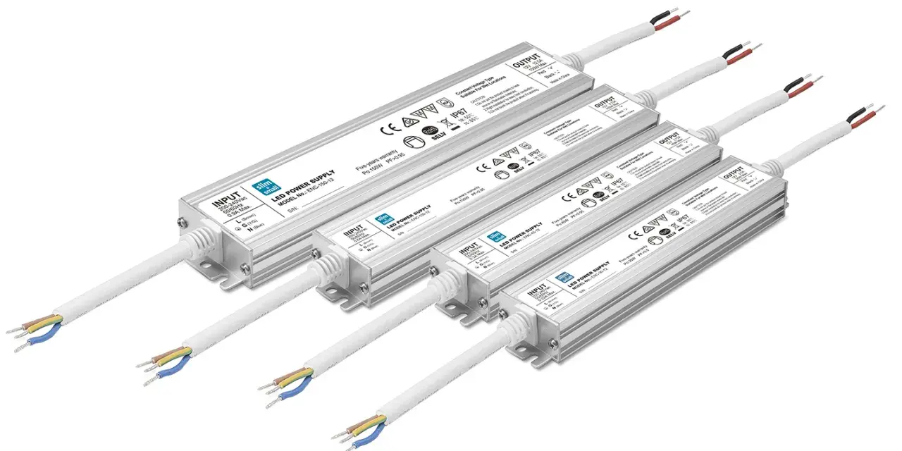 Zasilacze LED w różnych rozmiarach, pomocne przy pytaniu jak dobrać transformator do LED.