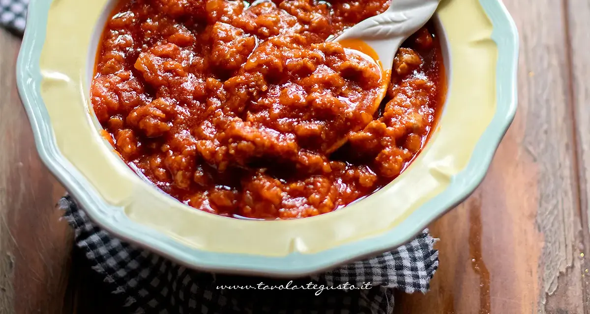 Un invitante ragù di salsiccia in una ciotola, pronto per condire la pasta.
