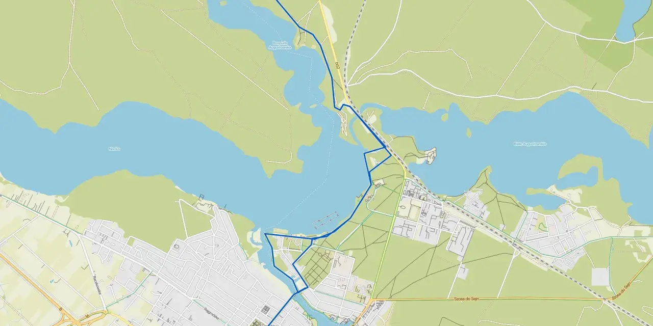 Mapa z zaznaczonymi trasami rowerowymi w Augustowie, prowadzącymi wzdłuż jezior i przez miasto.