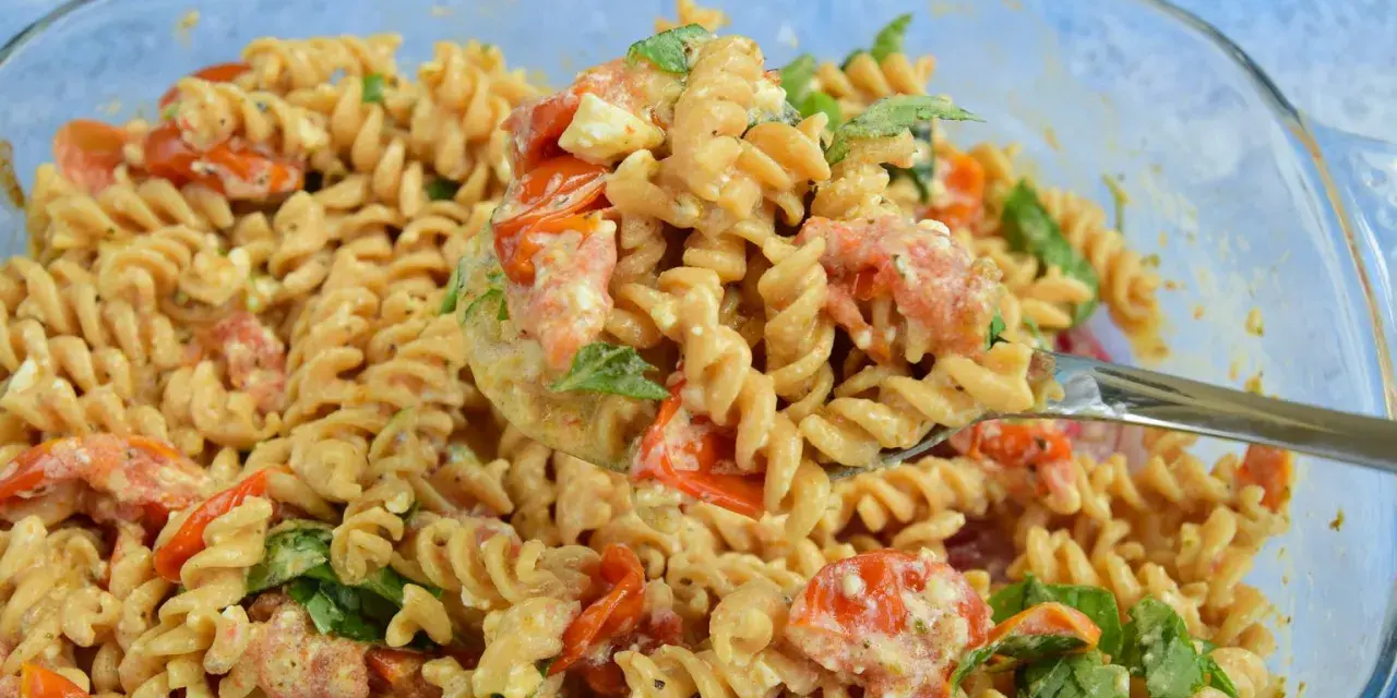 Szybka kolacja z niczego: makaron fusilli z pomidorkami, fetą i bazylią w kremowym sosie.