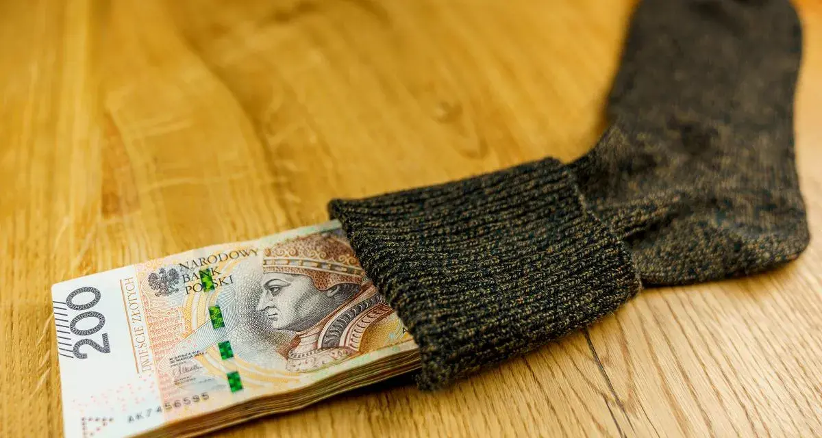 Stos banknotów 200 zł ukryty w ciemnej skarpecie. Czy to sposób na wykupienie się od wyroku?