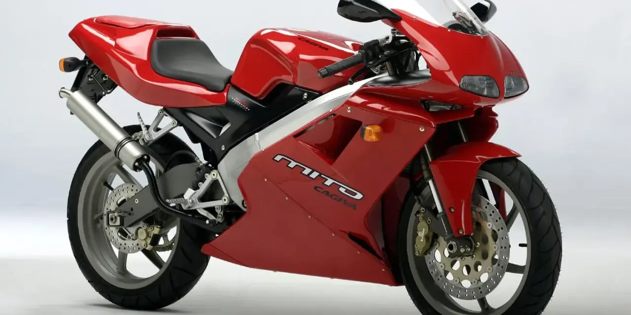 Czerwony motocykl Cagiva Mito, idealny na kategorię B prawa jazdy. Sportowy wygląd i zwinność.