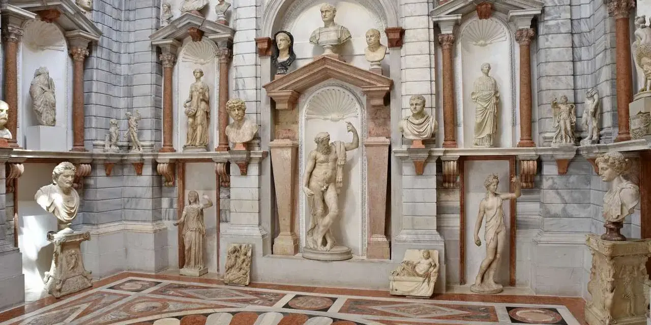 Un'antica collezione di sculture classiche, un tesoro da scoprire nei musei gratis di Venezia.