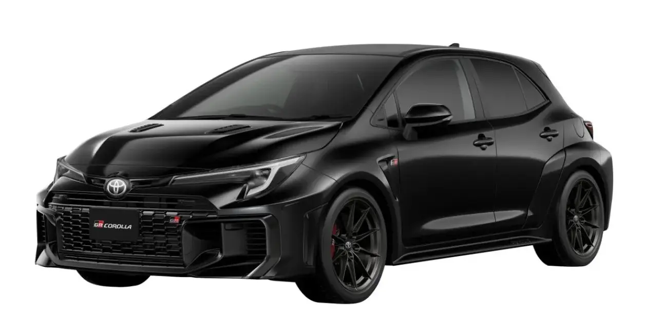 Czarna Toyota Corolla GR z agresywnym grillem i sportowymi felgami, gotowa do podboju dróg.
