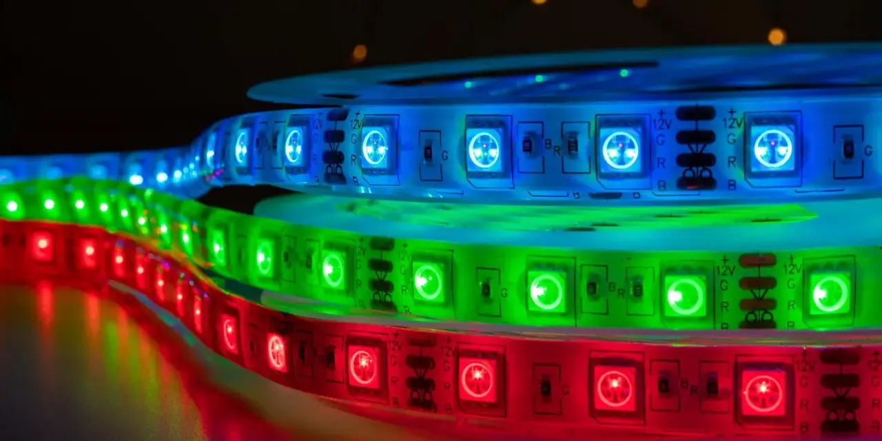 Taśmy LED RGB w kolorach czerwonym, zielonym i niebieskim, pokazujące, jak łączyć taśmy LED RGB.