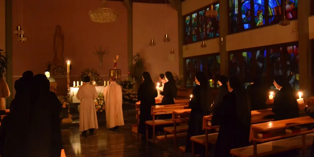 Schwestern in einem Gottesdienst, Kerzenlicht erhellt die Szene. Markus 16.