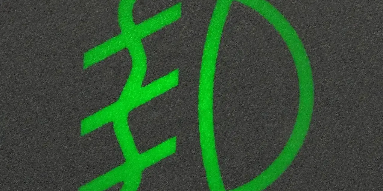 Zielony symbol świateł mijania na ciemnym tle.