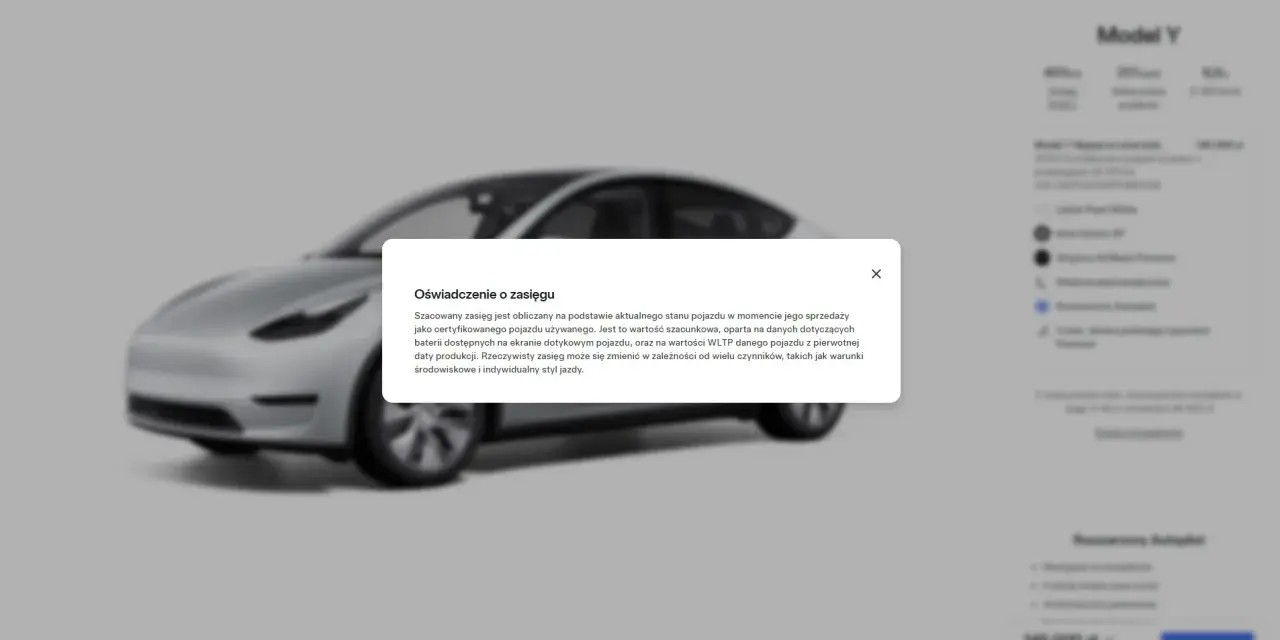 Szary Tesla Model Y z informacją o szacowanym zasięgu baterii. Dowiedz się, ile wytrzymuje bateria w Tesli, zależnie od warunków i stylu jazdy.