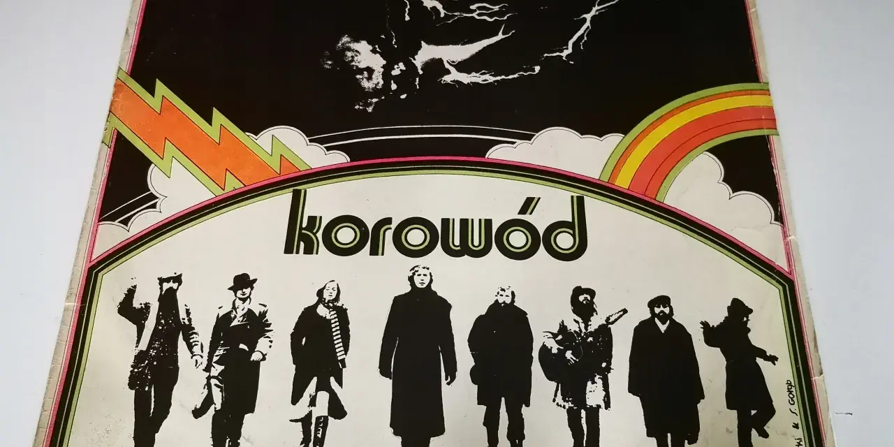 Okładka płyty "Korowód" Marka Grechuty i Anawy. Sylwetki muzyków na tle tęczy i błyskawic, jak z komiksu "dni których nie znamy".