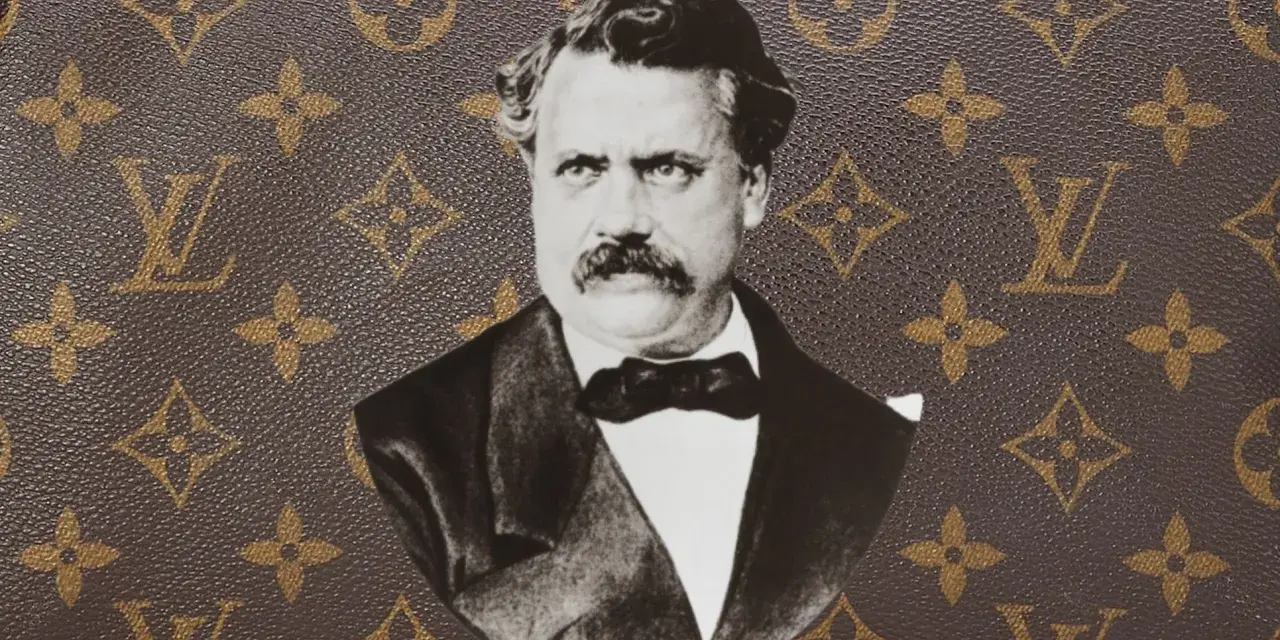 Ritratto in bianco e nero di Louis Vuitton, con il suo iconico monogramma sullo sfondo.