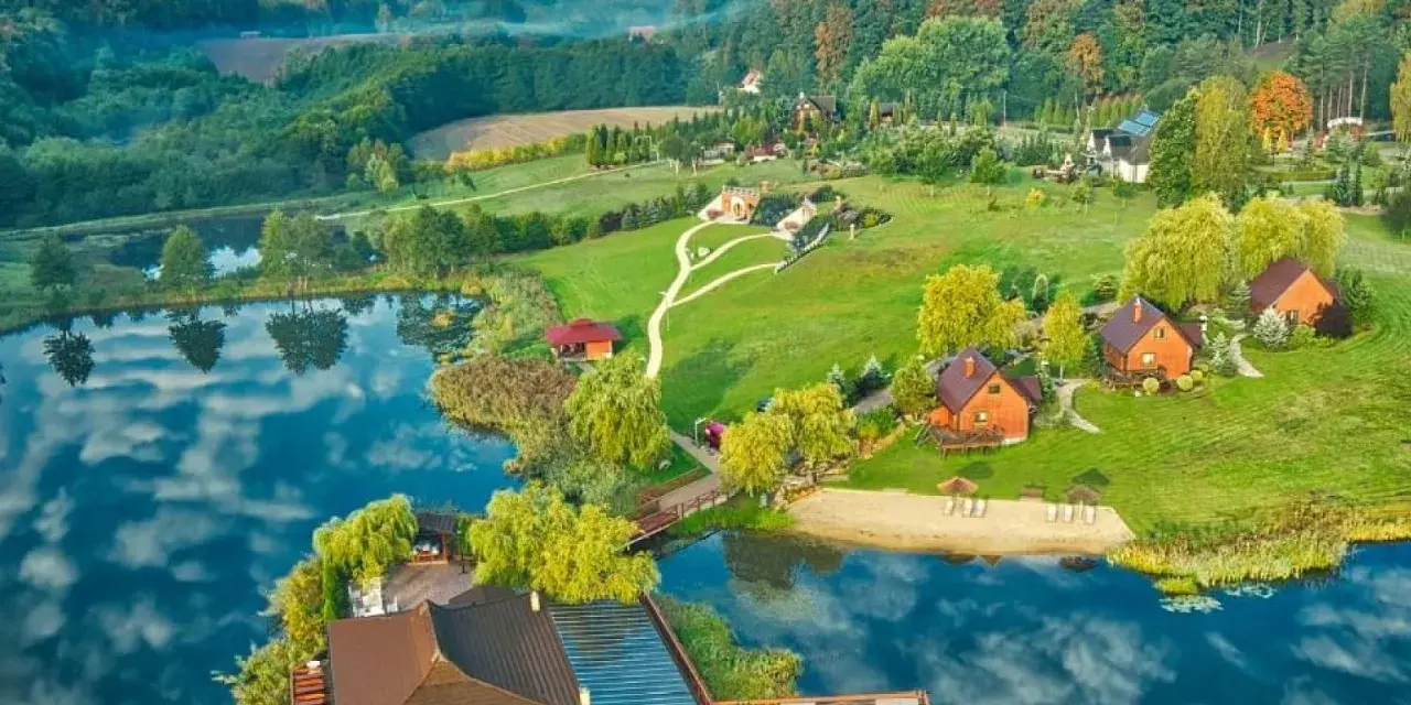 Malownicze domki nad jeziorem, zielone wzgórza i lasy tworzą urokliwy krajobraz. Szwajcaria Kaszubska atrakcje zachwycają spokojem i pięknem natury.