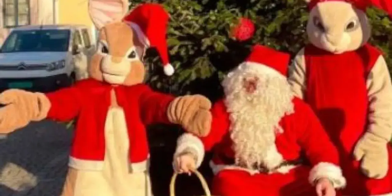 Tomten och två påskharen-liknande figurer i tomtedräkter. En julrebus med svar?