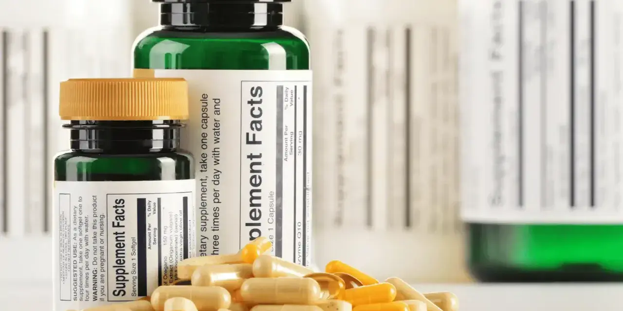 Flaconi di integratori e capsule sparse. La domanda "per quanto tempo si possono prendere gli integratori" è centrale.