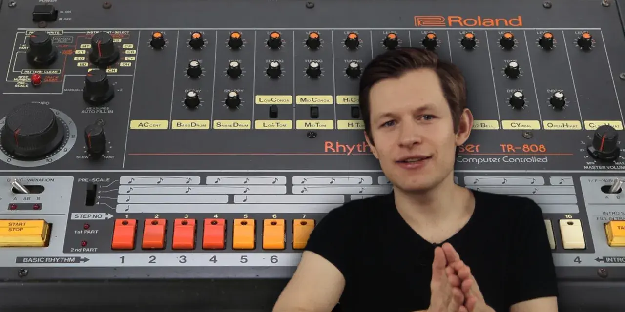 Mężczyzna obok legendarnego automatu perkusyjnego Roland TR-808. Poznaj tajemnice 808 co to za sprzęt!