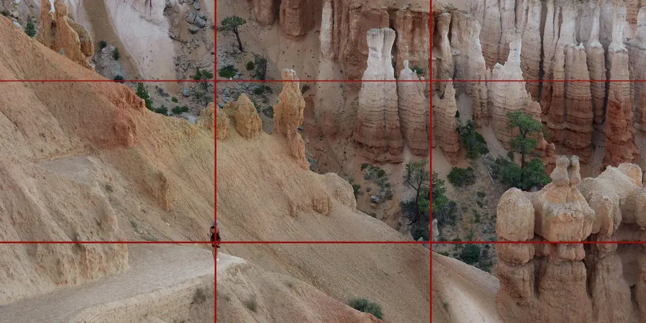Bryce Canyon z siatką kompozycji. Zasady kompozycji w fotografii: postać na skrzyżowaniu linii, podkreślająca głębię i skalę krajobrazu.