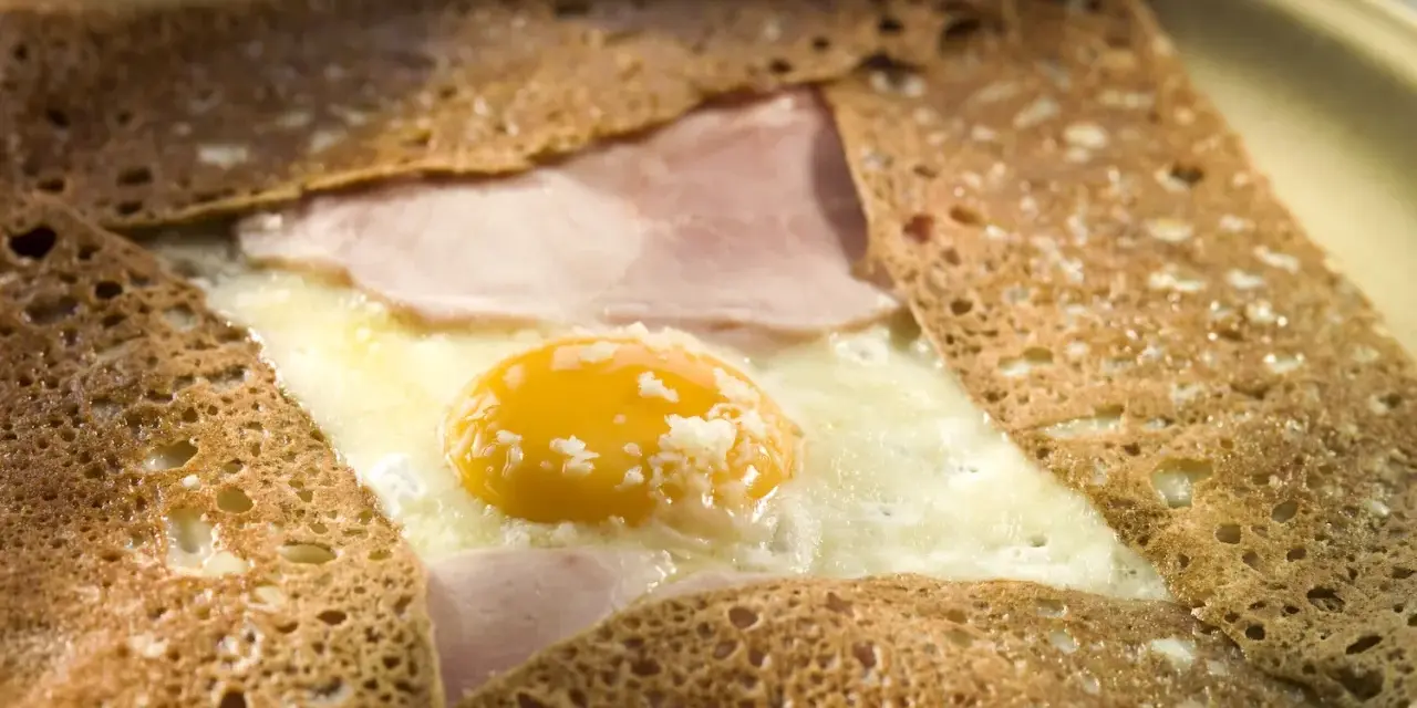 Crêpe bretonne garnie d'un œuf au plat, de jambon et de fromage. Un délice de crêpes françaises.