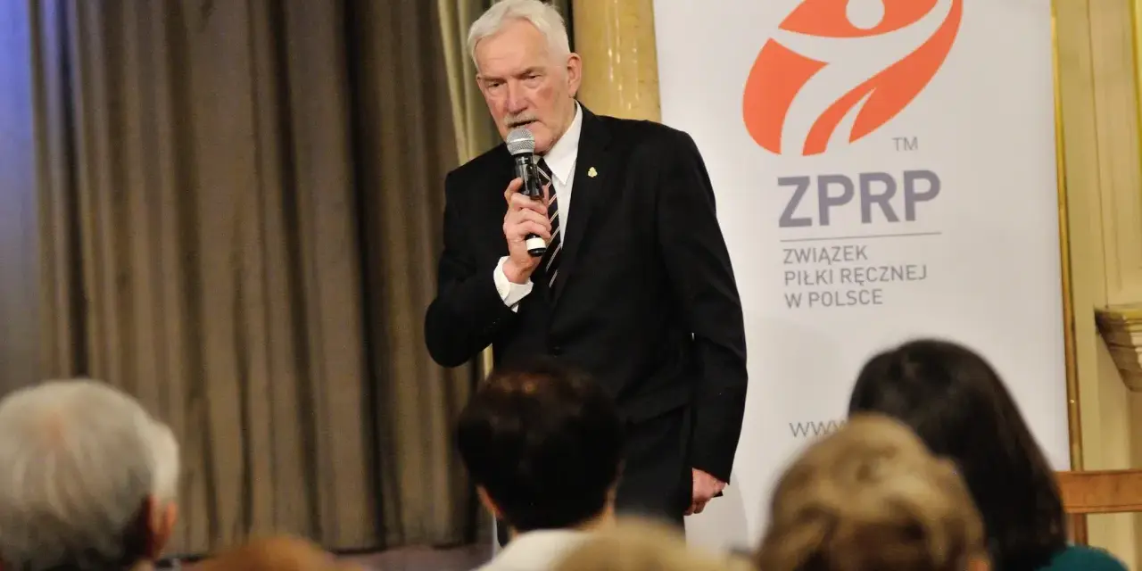 Zygfryd Kuchta przemawia do publiczności na tle banera ZPRP.
