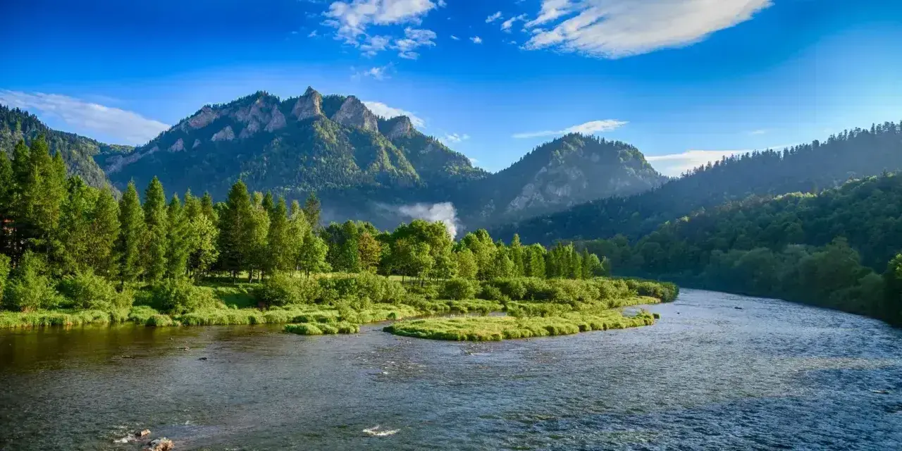 Dunajec w Pieninach, jedno z najpiękniejszych miejsc w Polsce. Góry, rzeka i zieleń tworzą malowniczy krajobraz.