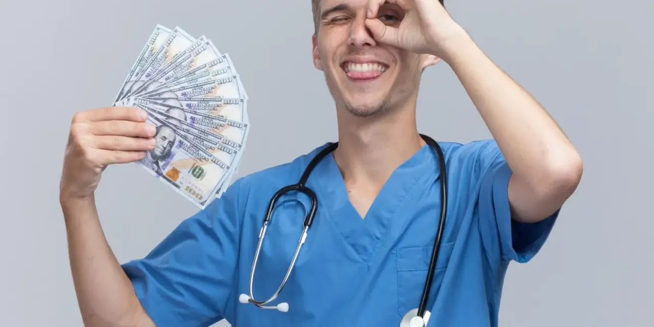 Giovane oss con stetoscopio e banconote in mano, fa un gesto con l'occhio, mostrando soddisfazione per il suo oss lavoro.