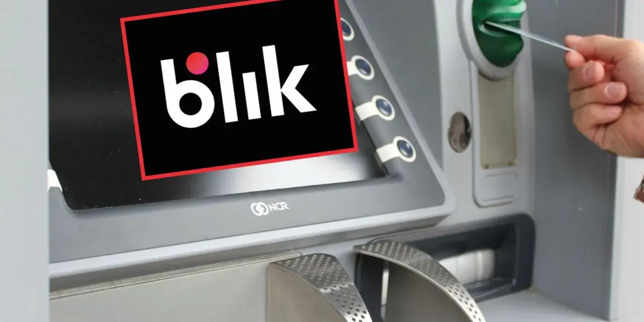 Logo Blik na ekranie bankomatu, obok wkładana jest karta.