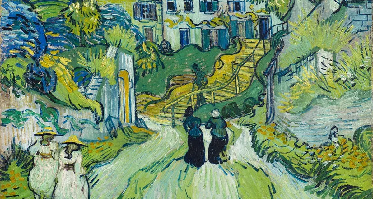 Les œuvres d'art de Vincent van Gogh prennent vie dans ce paysage verdoyant. Deux femmes marchent sur un chemin, tandis que d'autres figures se promènent dans le jardin.