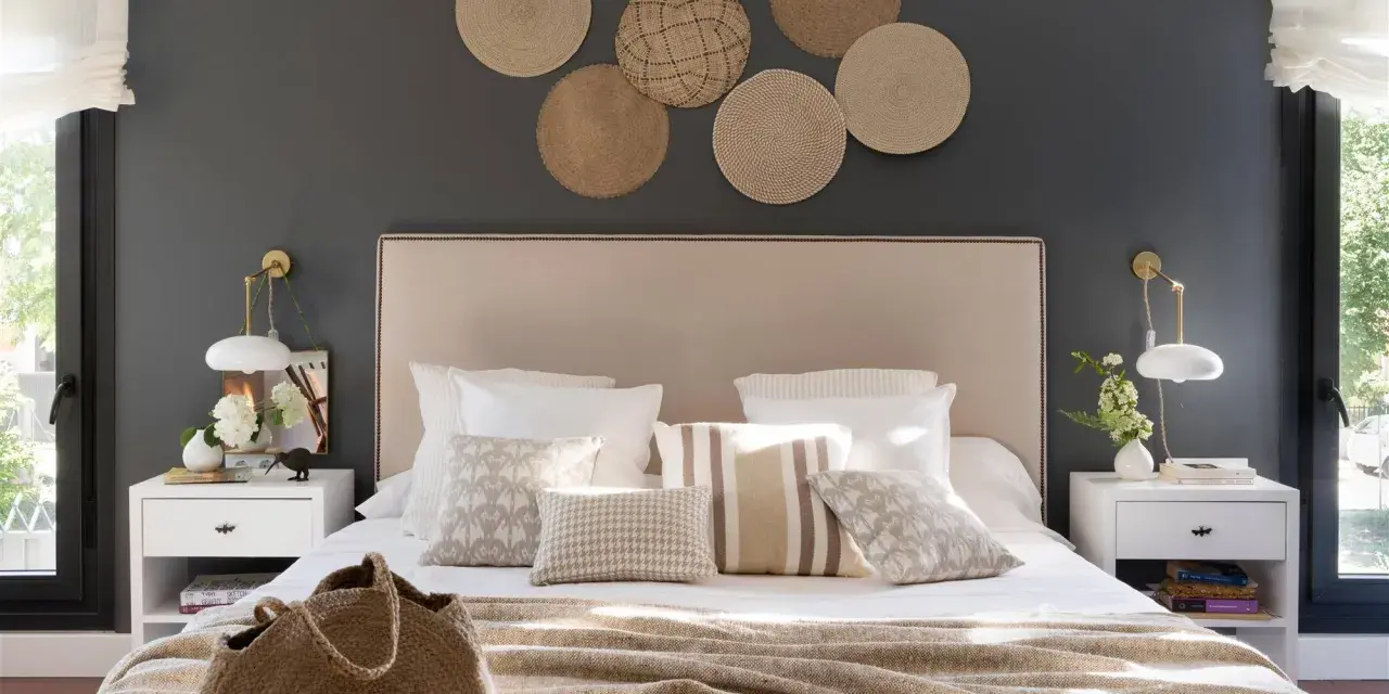 Cabecero con cojines: ideas de estilo natural con texturas y patrones variados para un dormitorio acogedor.
