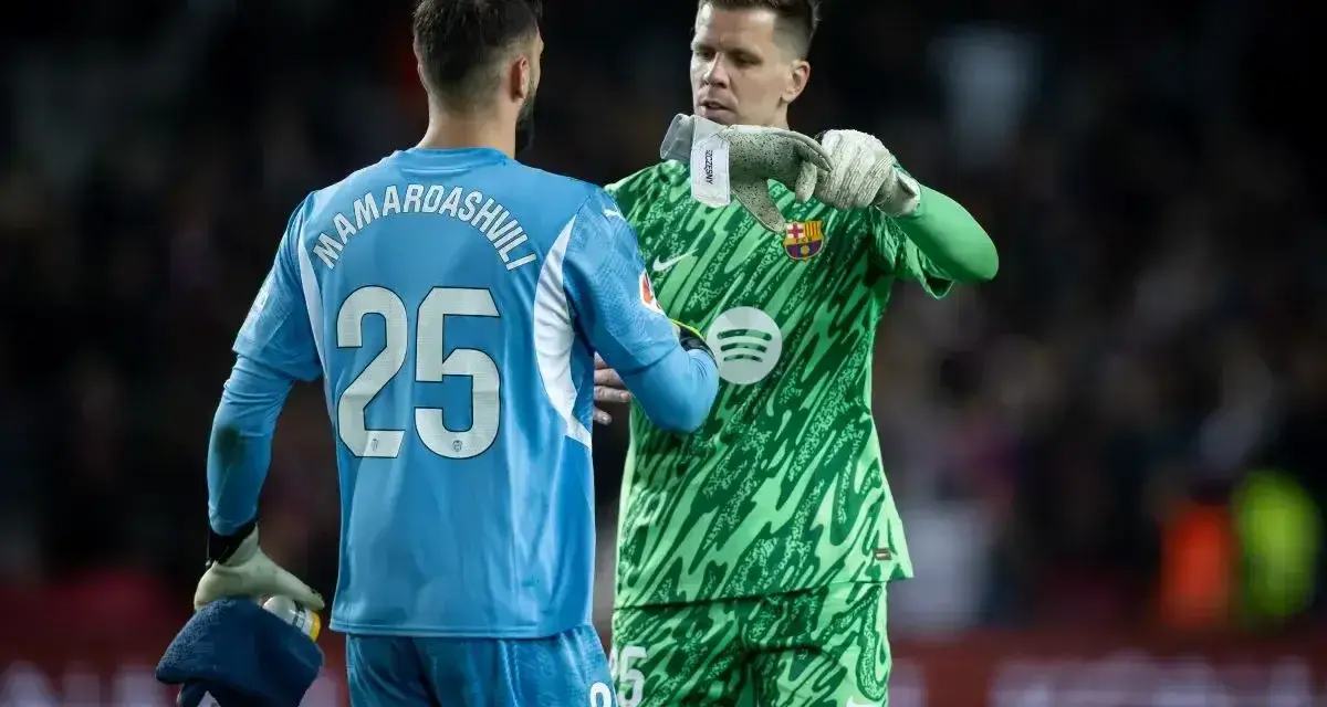 Dwóch bramkarzy, Mamardashvili i ter Stegen, rozmawia na boisku. Czy to zapowiedź spotkania najlepsi obrońcy na świecie?