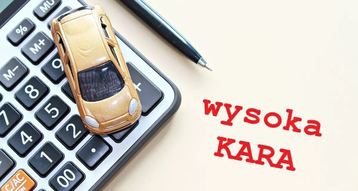 Złoty samochodzik na kalkulatorze, obok długopis. Napis "wysoka KARA" sugeruje, że pcc-3 po terminie może oznaczać wysokie koszty.