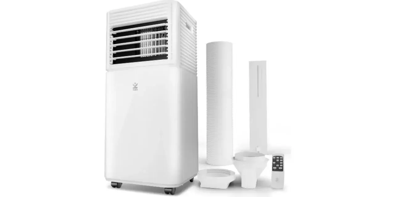 Un climatizador evaporativo blanco con accesorios: tubo, adaptador y mando a distancia.