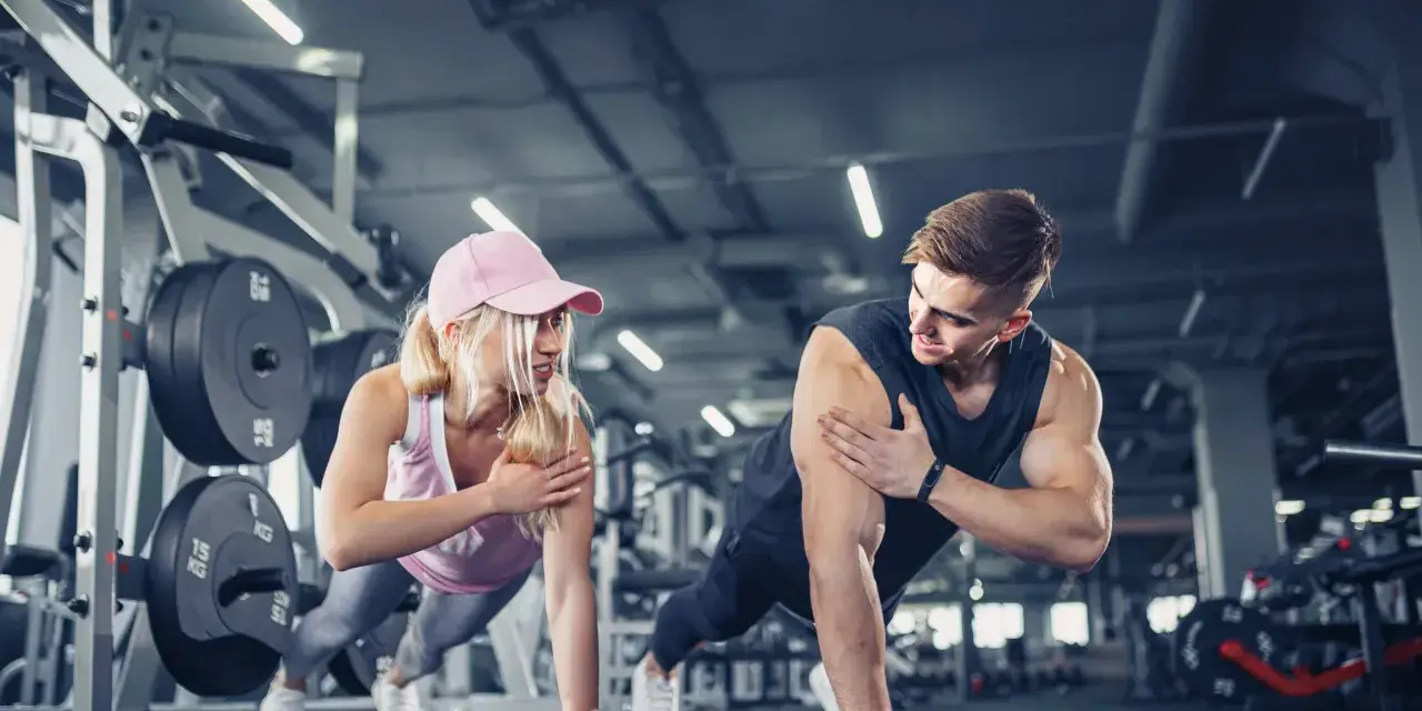 Para ćwiczy pompki w siłowni. Czy cardio spala mięśnie? Oni budują siłę, a nie tracą.