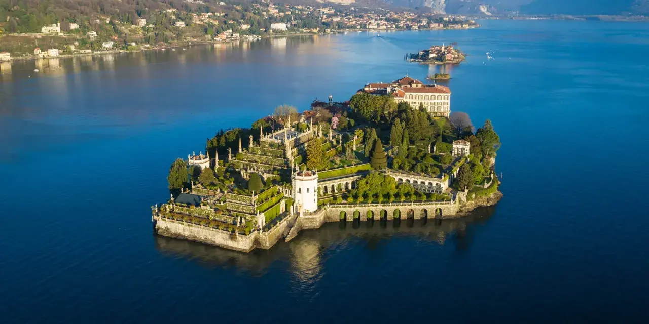 Isola Bella sul Lago Maggiore, un gioiello da ammirare in moto.