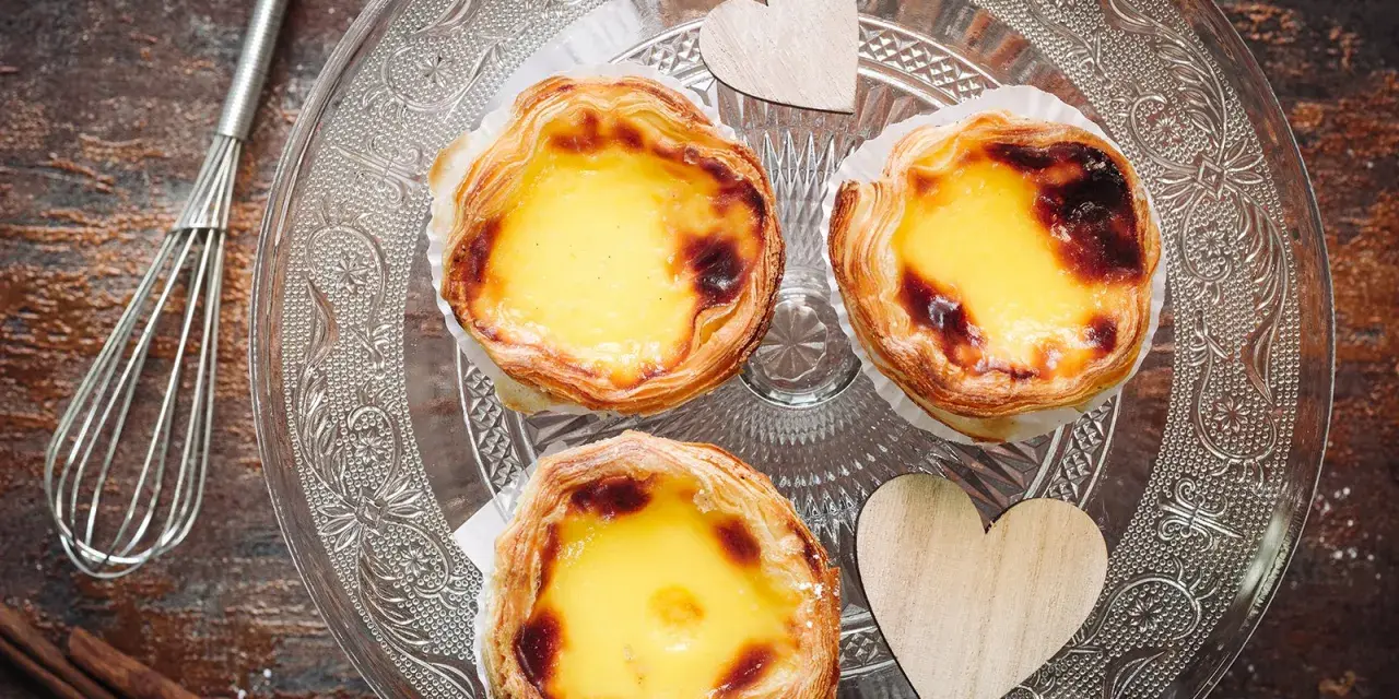 Pastéis de nata mit Vanillepudding-Füllung, bereit zum Genießen. Ein köstliches Rezept für süße Momente.