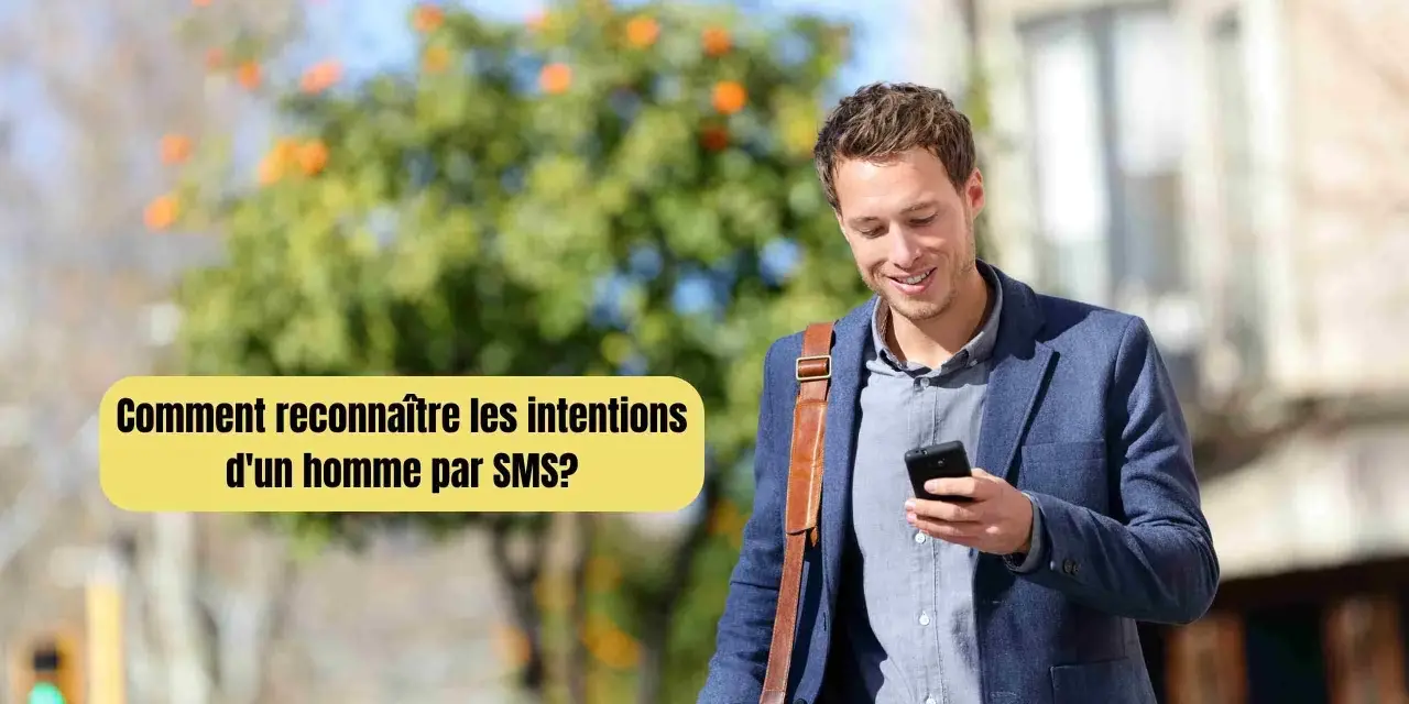 Un homme souriant regarde son téléphone, un texte jaune sur fond flou demande : "Comment reconnaître les intentions d'un homme par SMS ?