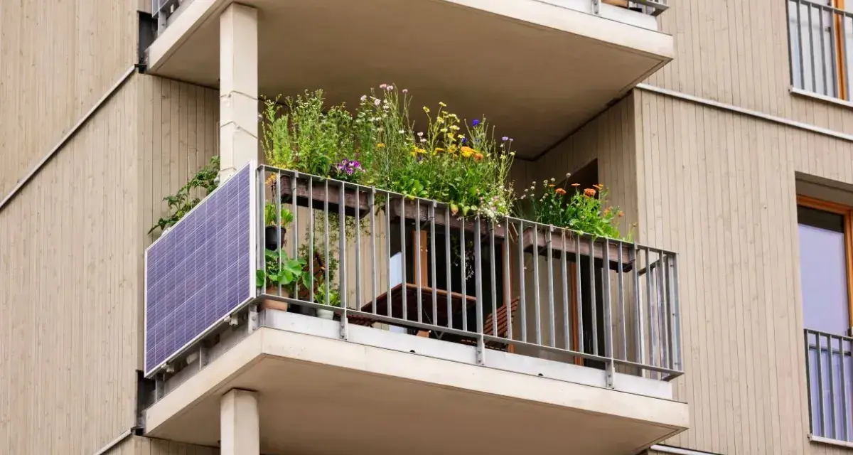 Kwiaty na balkonie z panelem słonecznym. Czy balkon jest częścią wspólną?