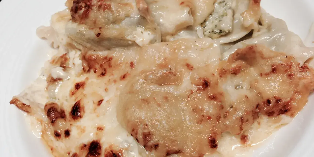 Ricos ravioles de Royan gratinados con queso dorado y burbujeante, listos para disfrutar.