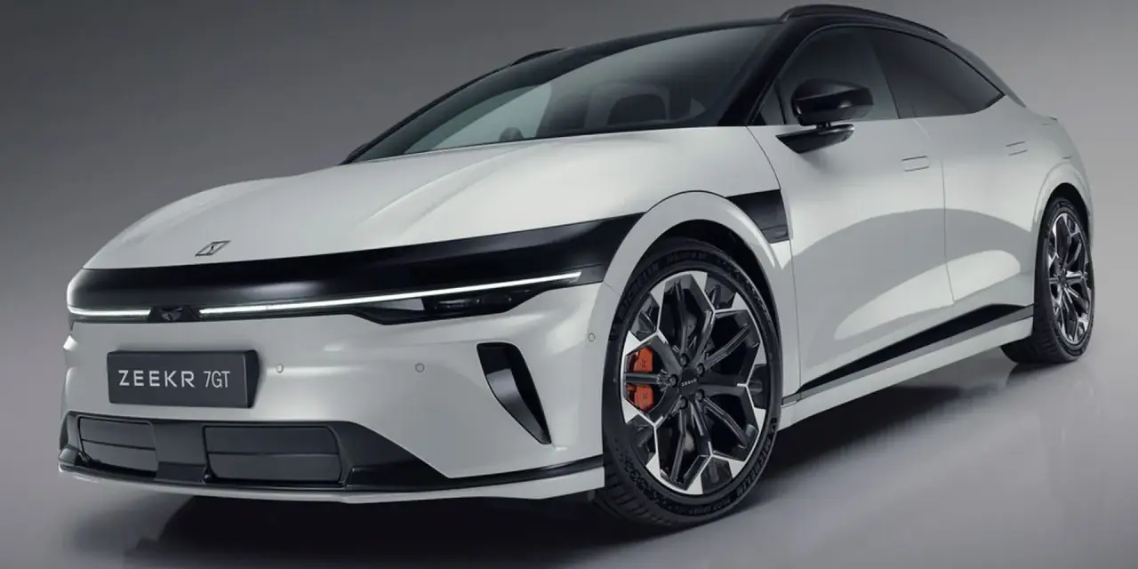 Biały samochód elektryczny Zeekr 7GT z czarnymi akcentami i futurystycznymi felgami. Ta marka samochodu na zdjęciu prezentuje nowoczesny design.