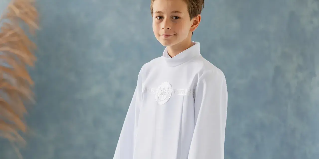Chłopiec w albie komunijnej. Jak ubrać chłopca na komunię pod albę? Elegancko i z klasą.