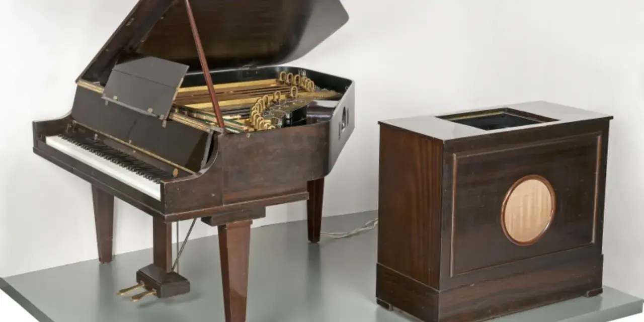 Ein Flügel und ein Holzgehäuse mit Lautsprecher, die zusammen den Beginn des Electronica-Genres markieren.