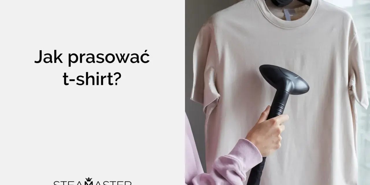 Jak prasować t-shirt parownicą? Dłoń trzymająca parownicę zbliża się do beżowej koszulki wiszącej na wieszaku.