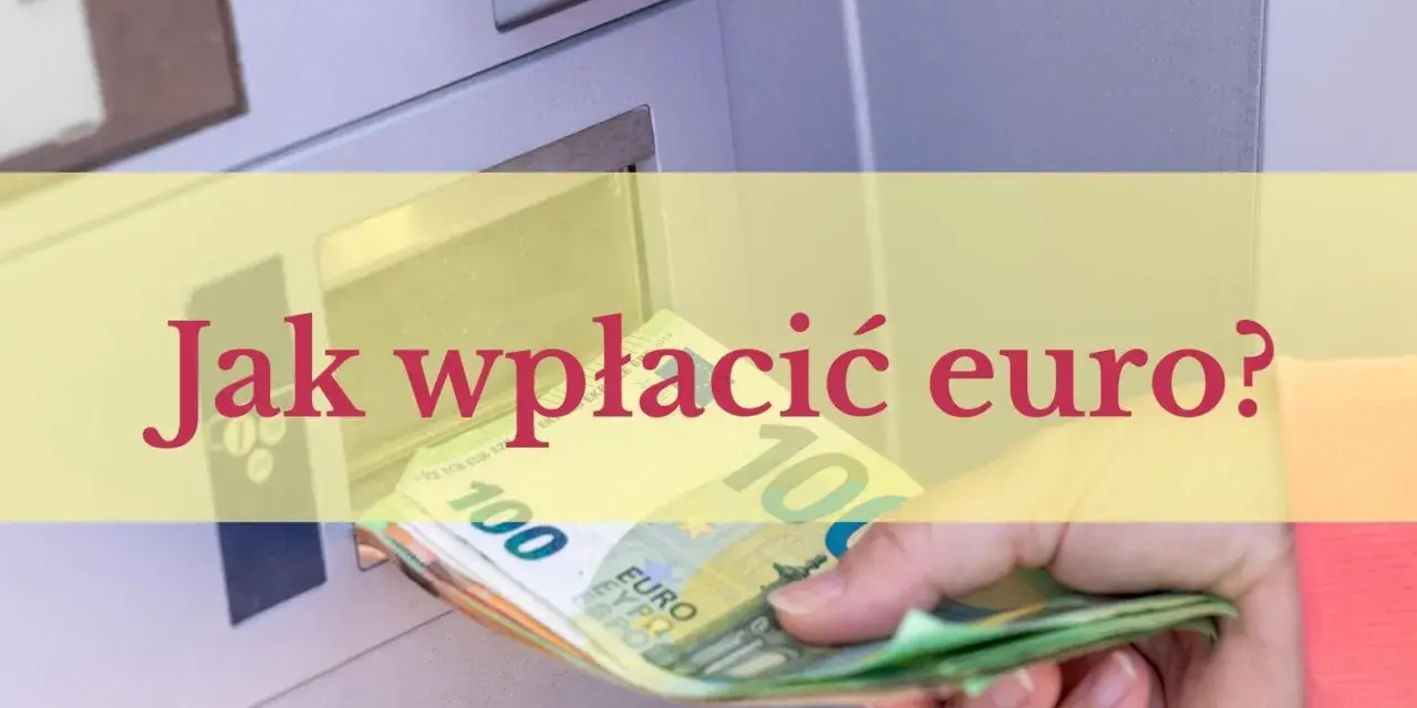 Dłoń wkłada banknoty euro do bankomatu.