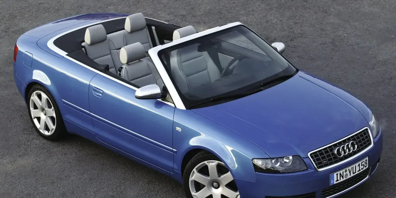 Blauer Audi 80 Cabrio mit 6 Zylinder Motor, offen und bereit für eine Spritztour.