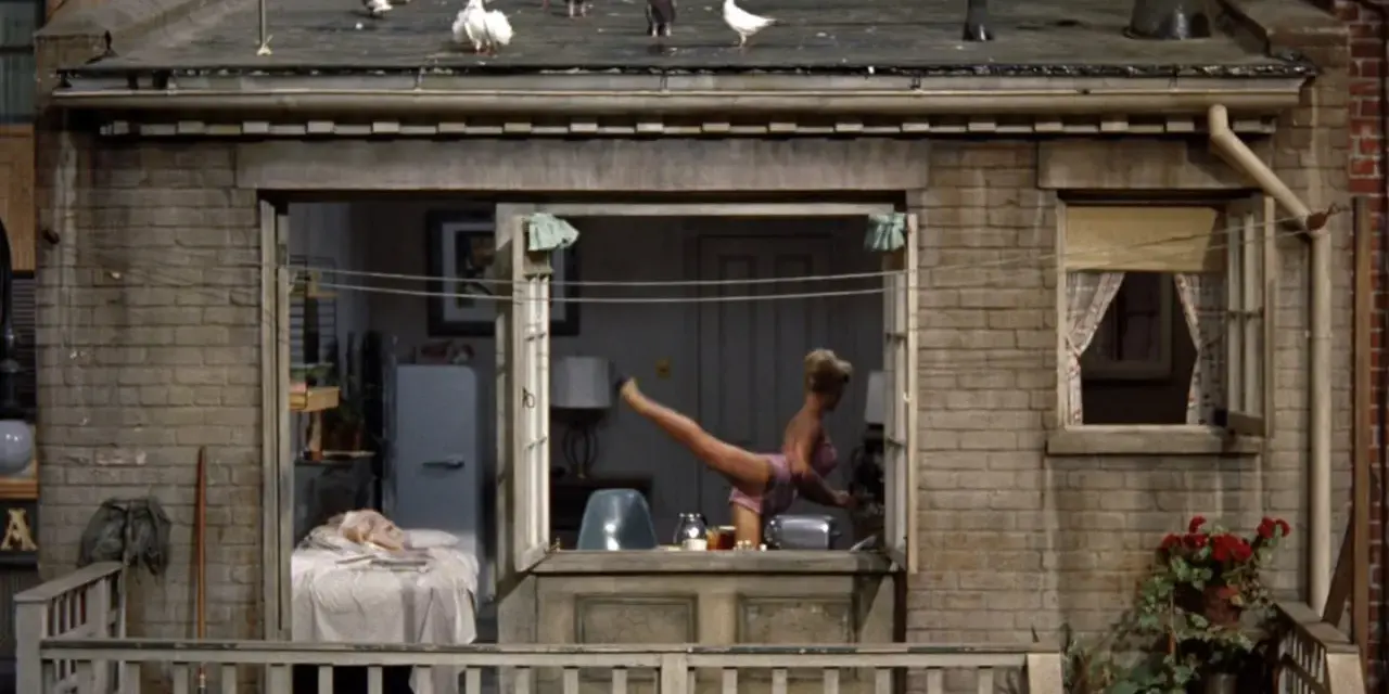 La trama de "La finestra sul cortile" si svela: una donna in lingerie fa ginnastica in un appartamento, mentre sul tetto i piccioni osservano.