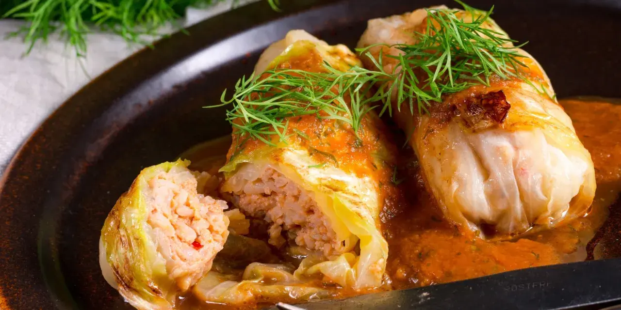 Pyszne gołąbki w sosie pomidorowym, idealne na obiad. Ten przepis na gołąbki na 1kg mięsa to klasyka polskiej kuchni.