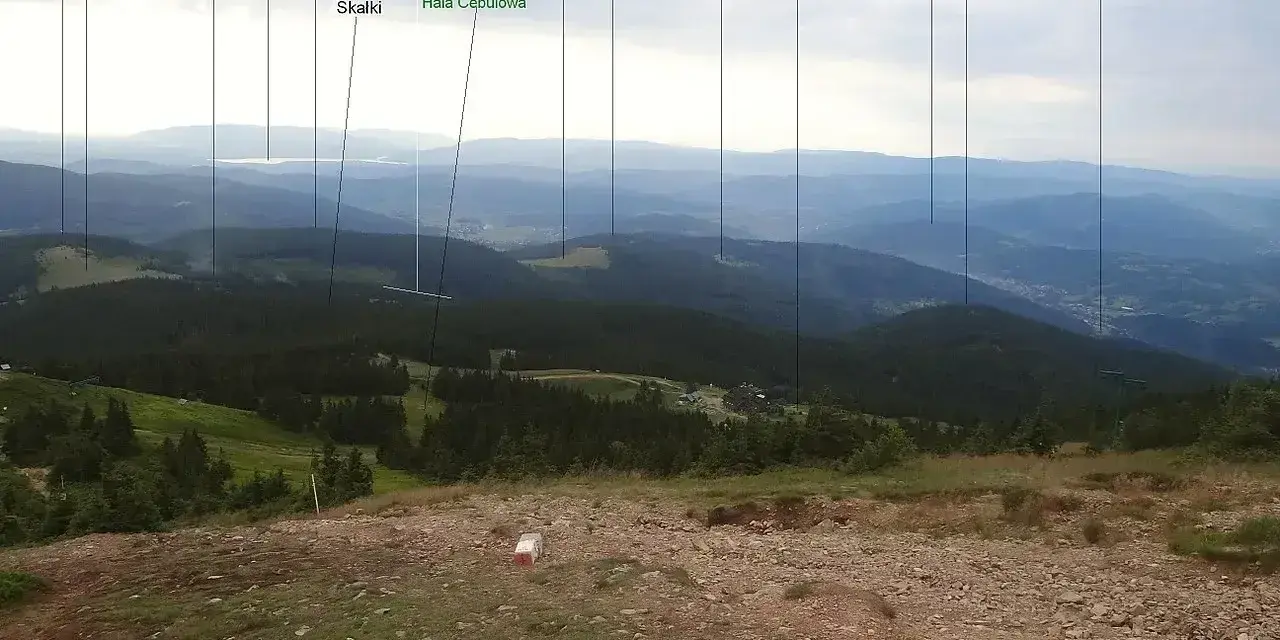 Widok na Beskid Żywiecki z licznymi szczytami: Buczynka, Hala Jodłowcowa, Jezioro Żywieckie, Kiczora.