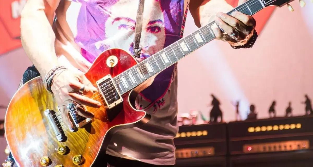 Muzyk gra na gitarze Gibson Les Paul, tworząc dźwięki, które mogłyby znaleźć się na najważniejszych płytach w historii muzyki.