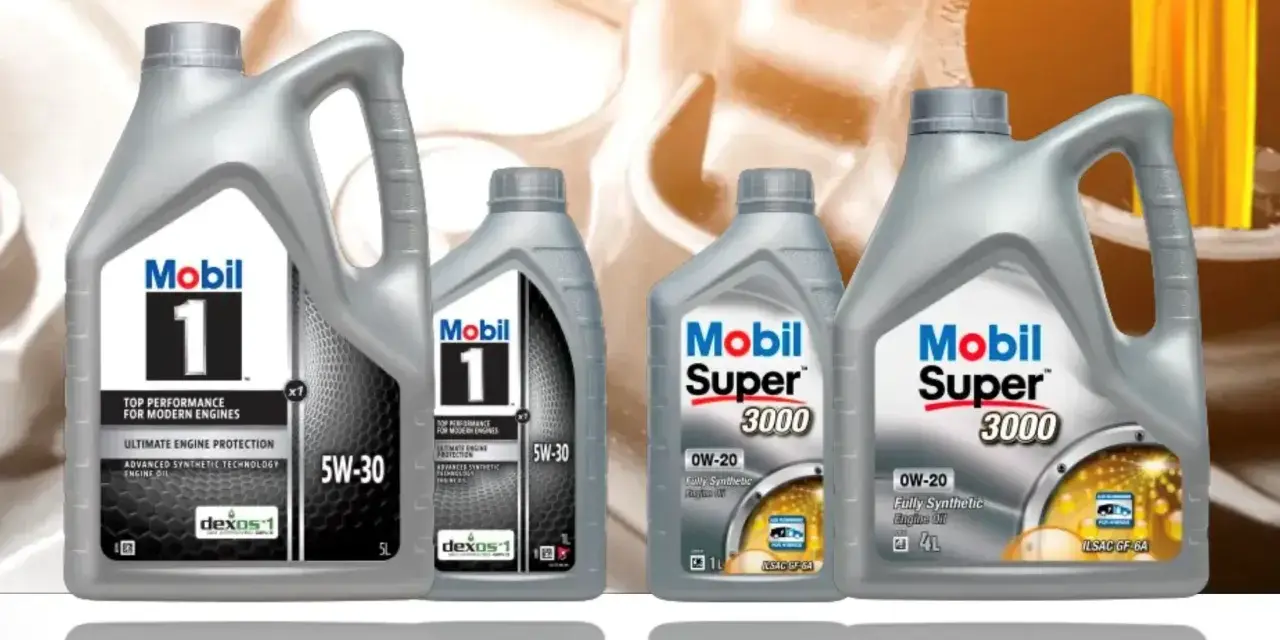 Cztery butelki oleju silnikowego Mobil 1 i Mobil Super 3000.