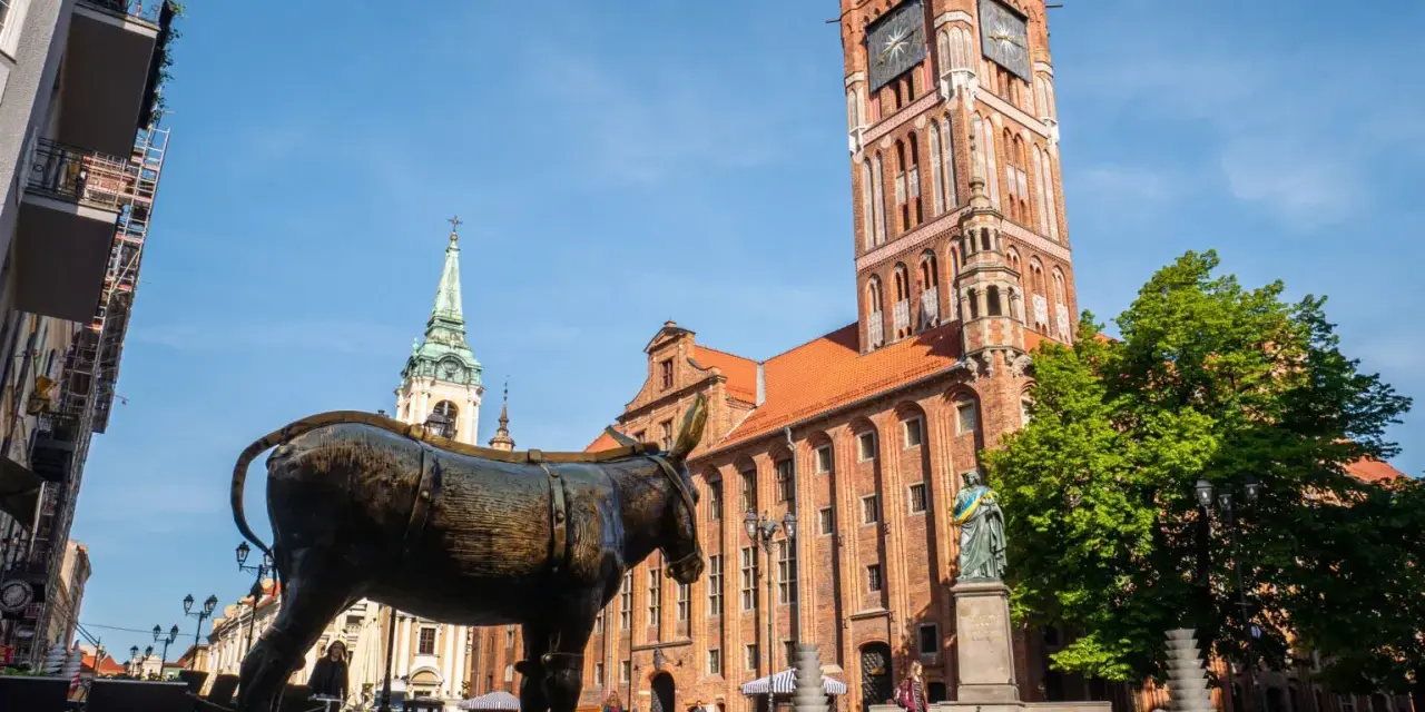 Pomnik osiołka i Ratusz Staromiejski – to jedne z głównych atrakcji, które warto zobaczyć w Toruniu.