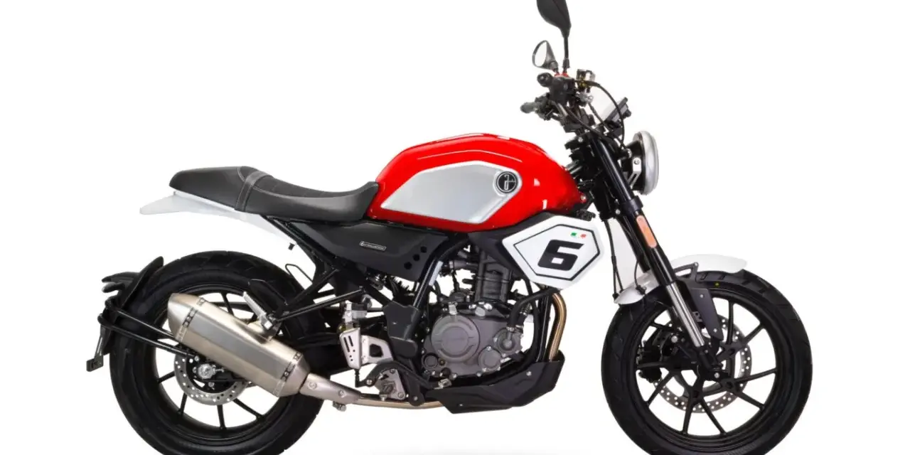 Stylowy motocykl Junak SC 125 V Max w czerwono-srebrnej kolorystyce, z numerem 6 na tabliczce.