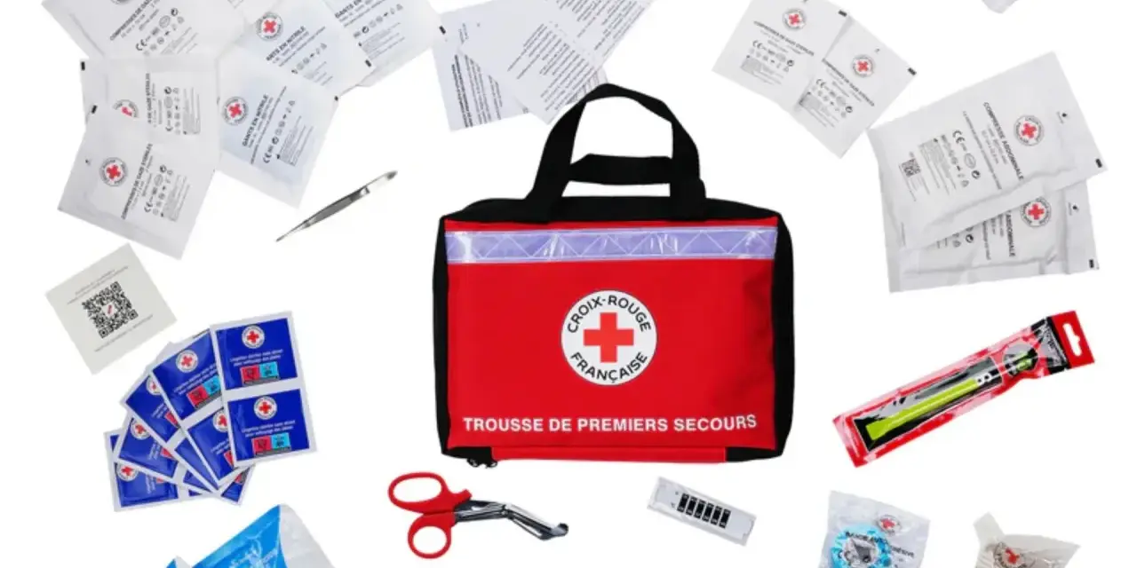 Trousse de premiers secours de la Croix-Rouge française, contenant compresses, gants, pansements et ciseaux. Idéal pour le contenu trousse pharmacie école.